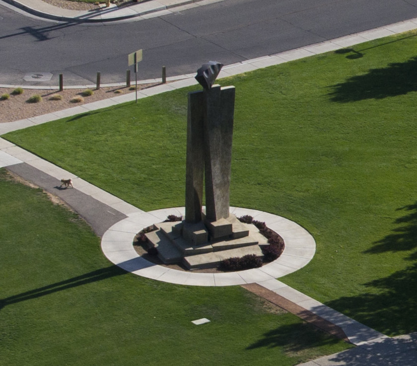Statue sur le campus HSC