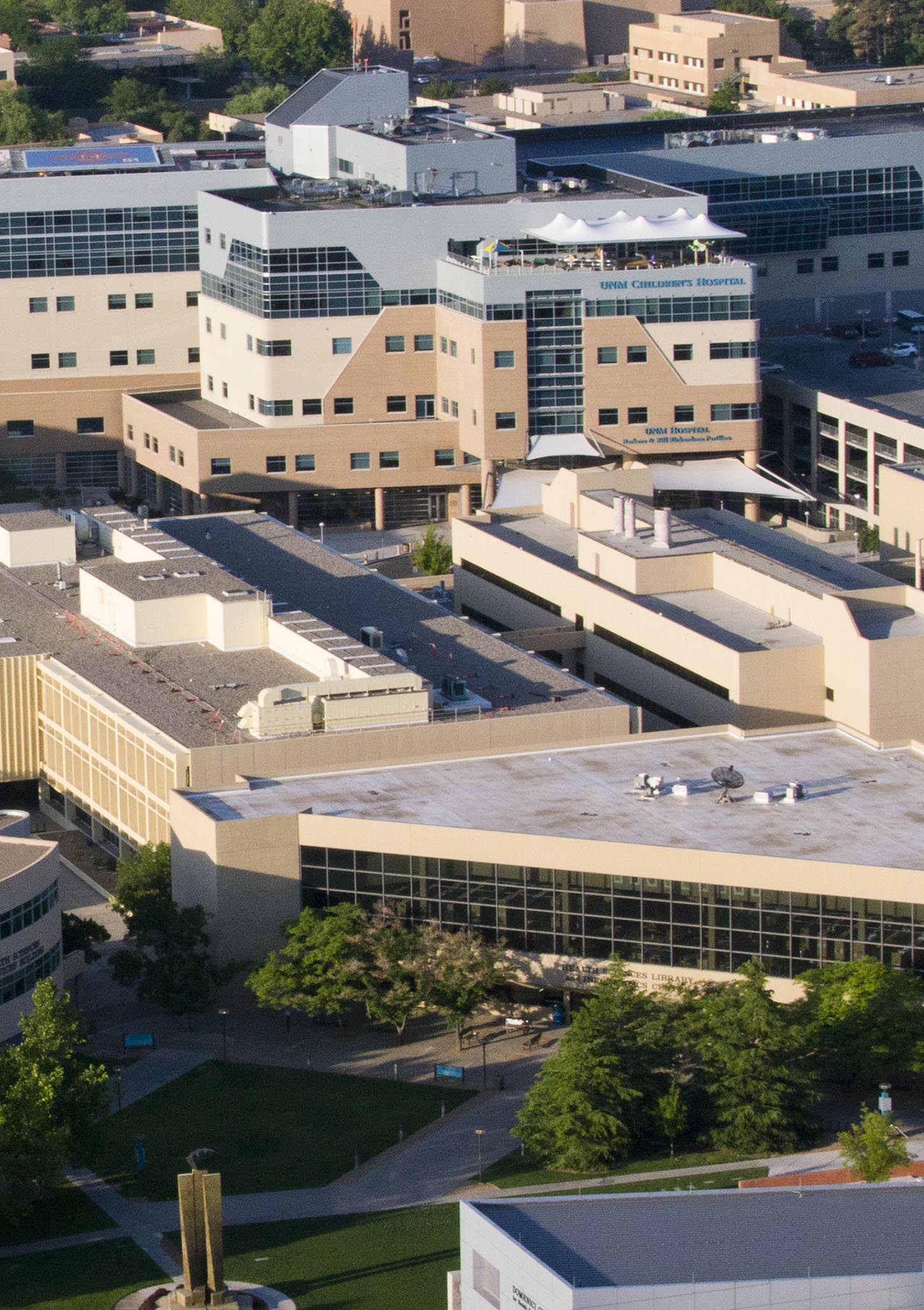Vista aérea do Hospital da UNM e do campus da UNM HSC