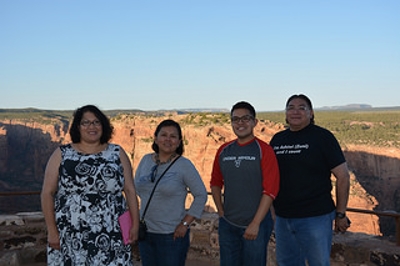 Membros do IIKD em frente a um desfiladeiro no Arizona.