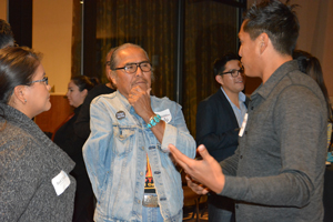 Discussion en petit groupe comprenant le président Yazzie.