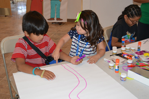 Niños coloreando en una mesa.