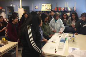 Alunos em laboratório durante a visita.