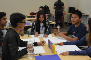 Étudiants travaillant à table.