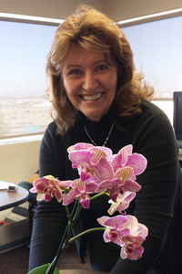 Dr. Tassy Parker con una flor.