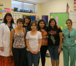 医者と一緒に立っている学生のグループ。