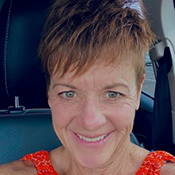 Photo of Leslie Kelly