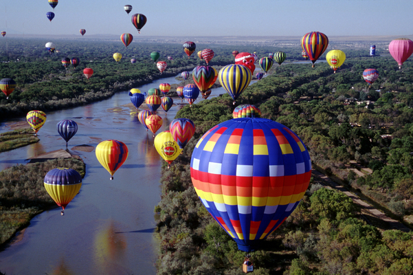 Воздушные шары летают над рекой Рио-Гранде