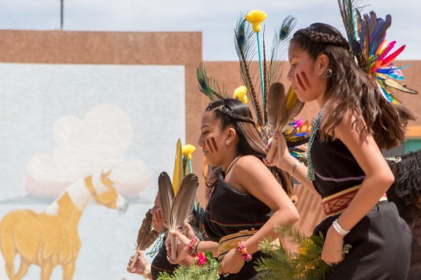 Tres personas participando en una danza tradicional nativa americana.