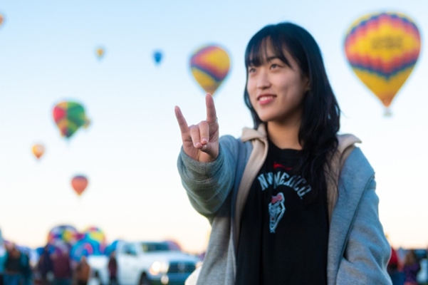Студент UNM на фестивале воздушных шаров в Нью-Мексико