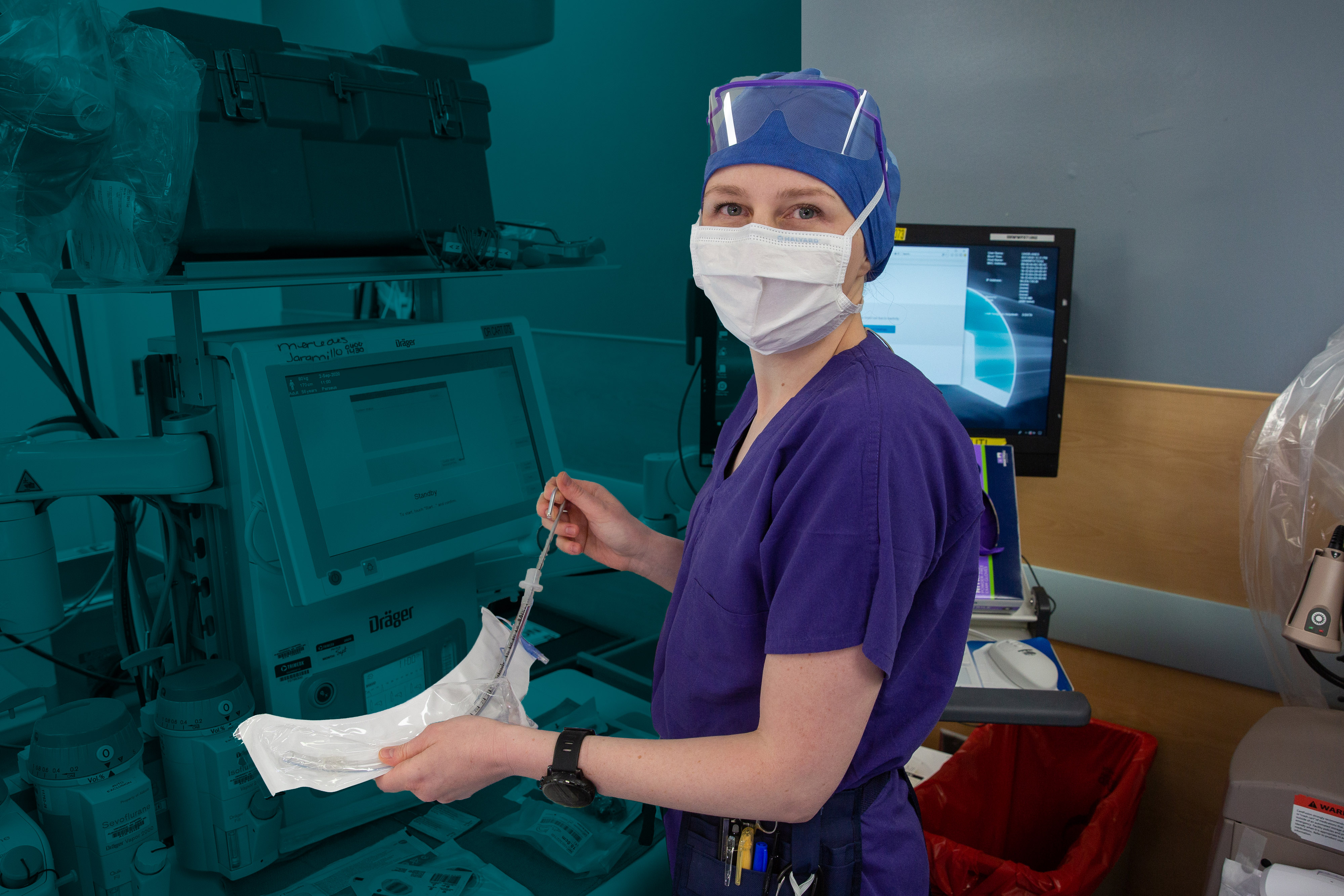 residente de anestesiologia prepara bolsa intravenosa