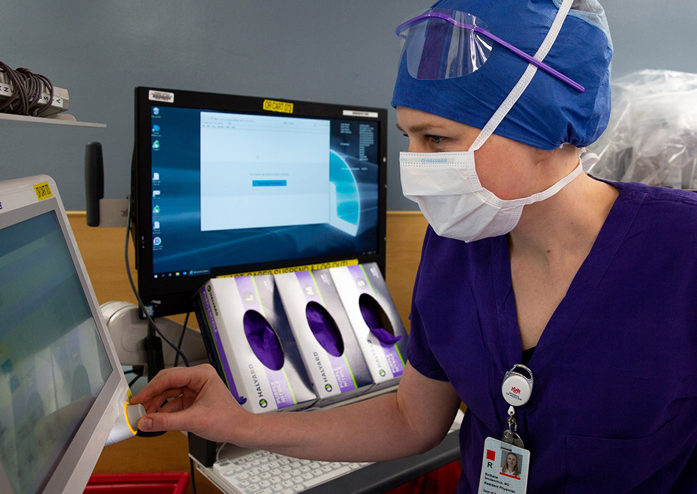 Assistenzarzt der Anästhesiologie kalibriert digitale Geräte