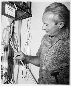 Robert Loftfield en el laboratorio