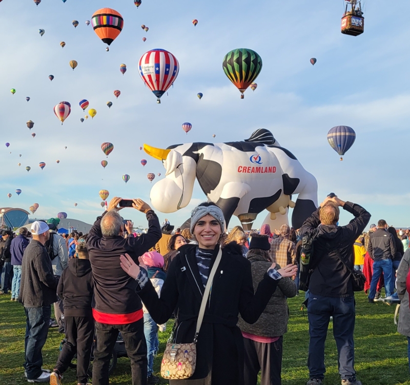 תושב נהנה מבלוני האוויר החם ב- Balloon Fiesta