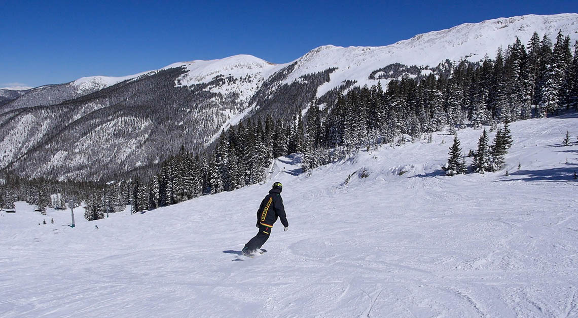 một vận động viên trượt tuyết trên núi