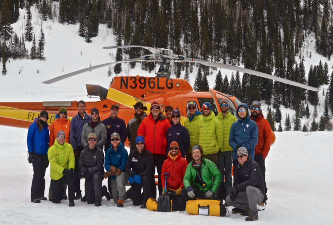 helicóptero y grupo de becarios