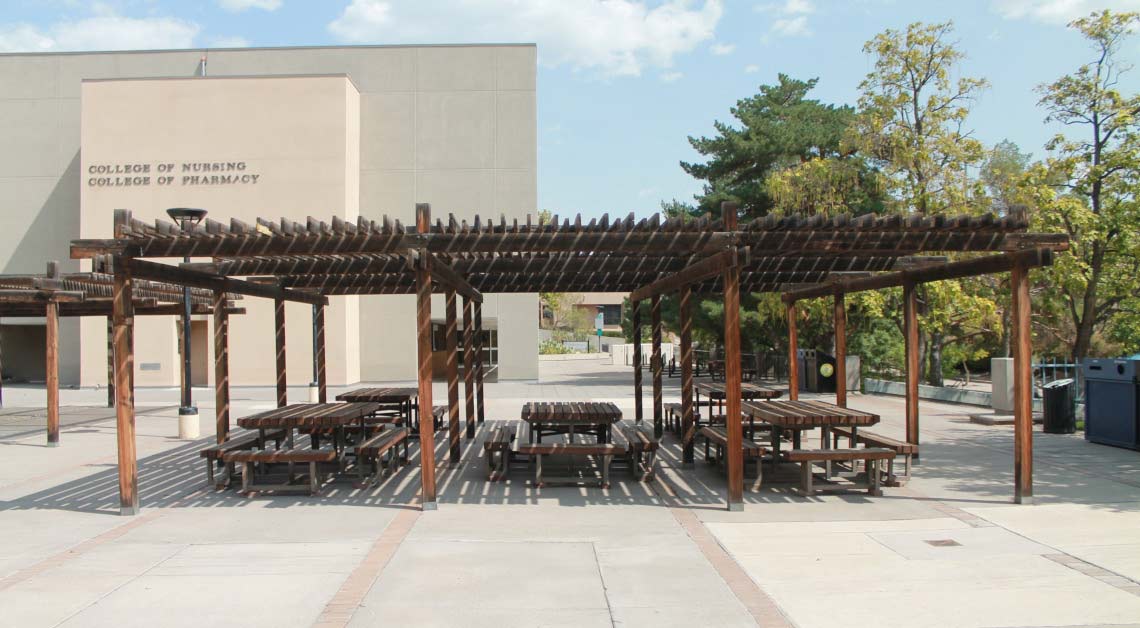 Pérgolas con mesas de picnic debajo.