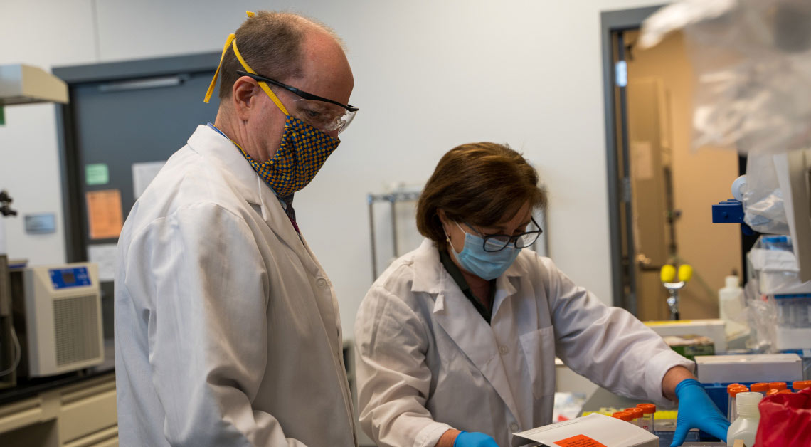 Roitbak e Thompson lavorano in laboratorio.