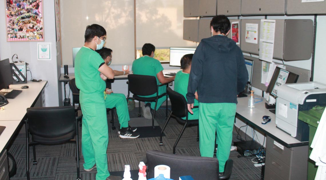 Estudiantes trabajando juntos en una sala de estudio.