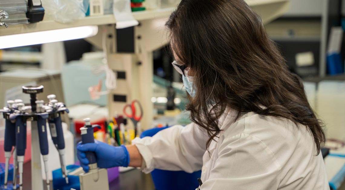 Yi Yang trabalhando no laboratório.