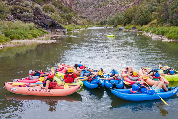 Residentes rafting no rio