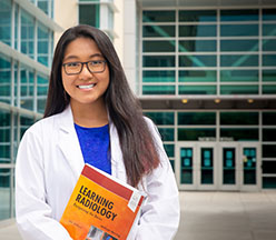 סטודנטית לרפואה עם ספר לימוד