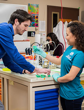 estudiantes de posgrado trabajan en un laboratorio científico