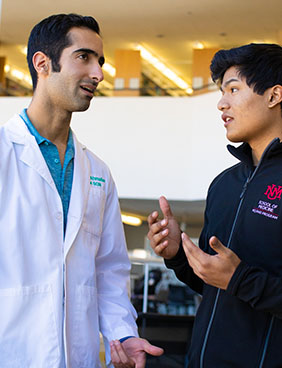 MD/PhD ուսանողը զրուցում է նոր բակալավրիատի ուսանողի հետ