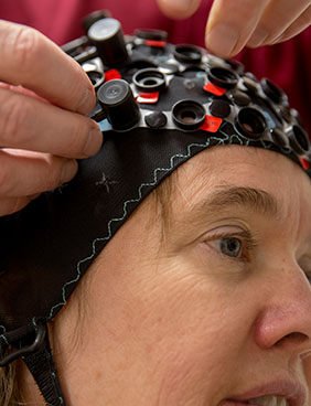 el sujeto de investigación está equipado con una gorra de escaneo cerebral