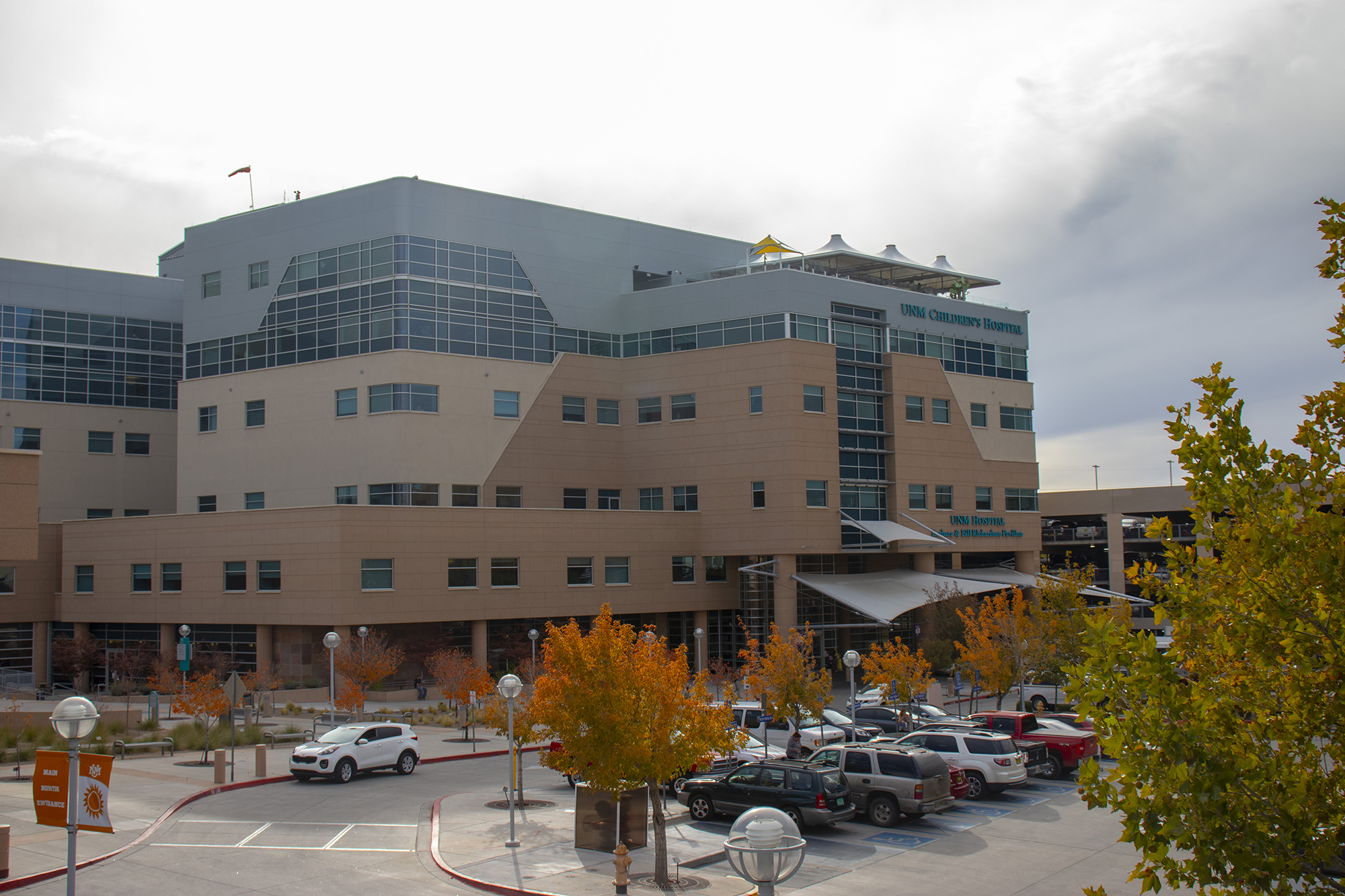 Foto exterior del Hospital de la Universidad de Nuevo México