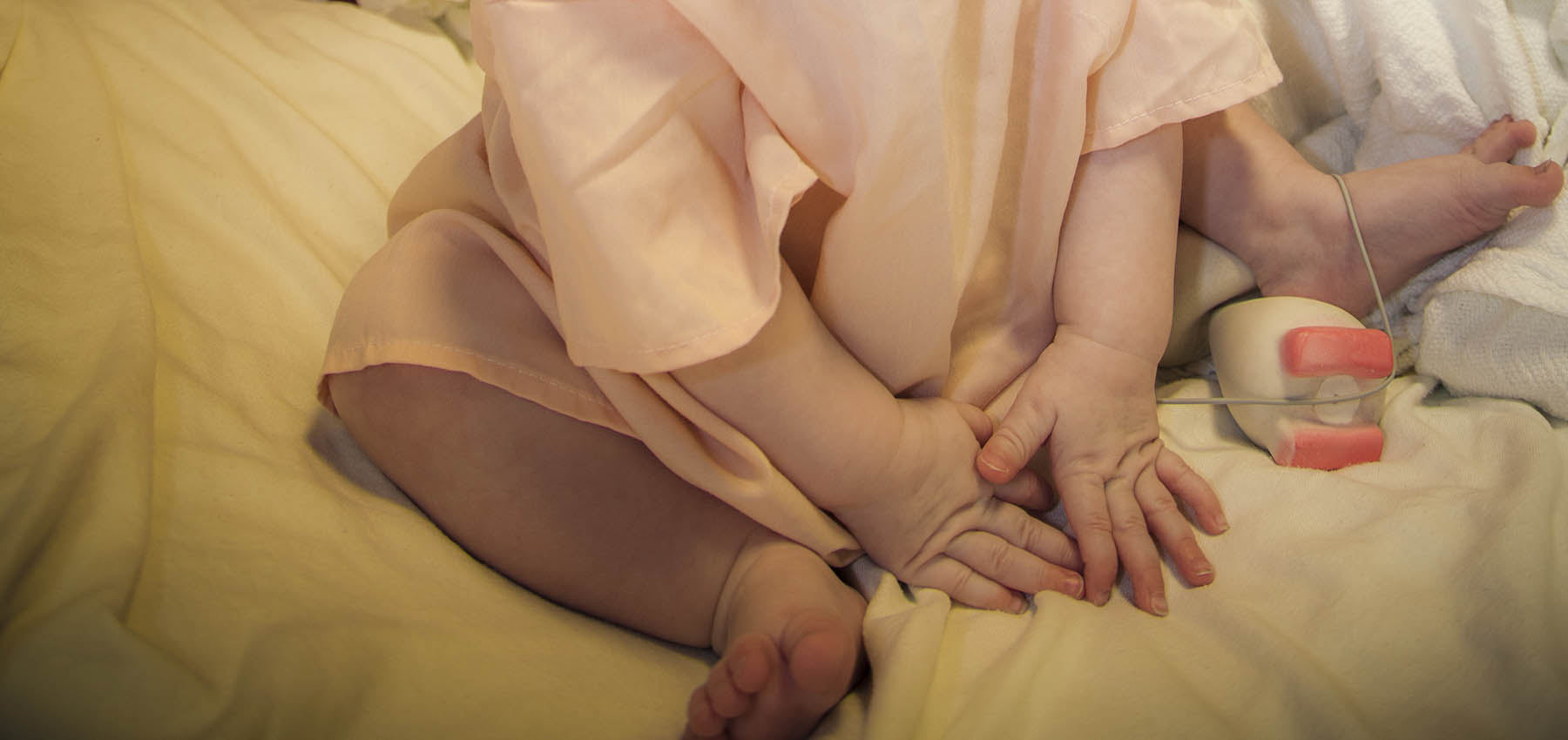 Un bebé en sus manos y pies.
