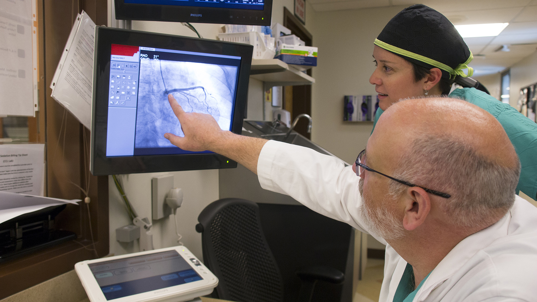 Кардиолог, глядя на сканирование сердца