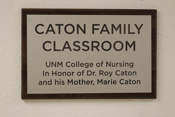 Placa del salón de clases de la familia Caton