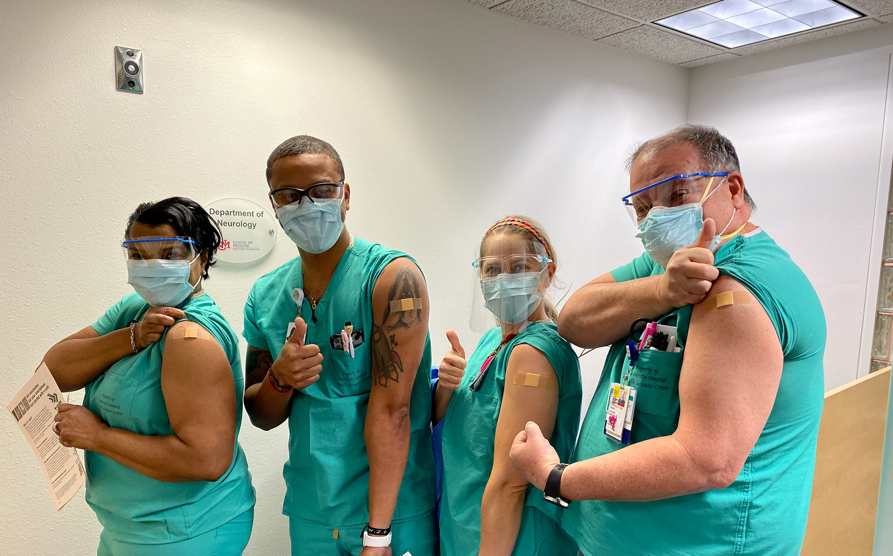 Il personale dell'HSC festeggia i vaccini contro il COVID-19
