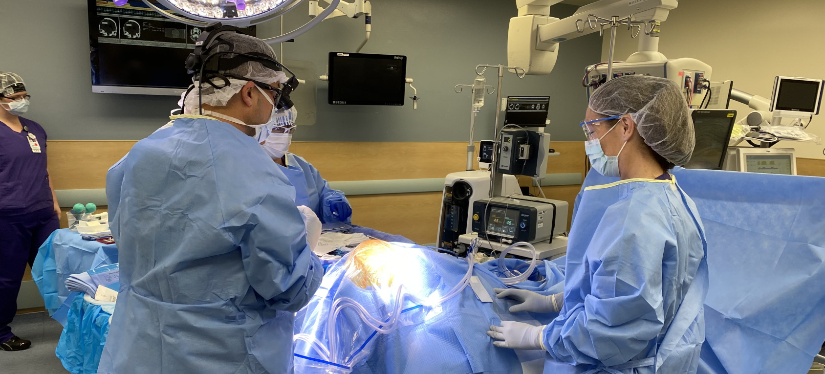 Neurocirurgiões praticando cirurgia
