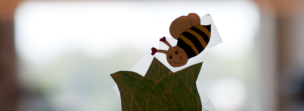 Um desenho animado de abelha e flor