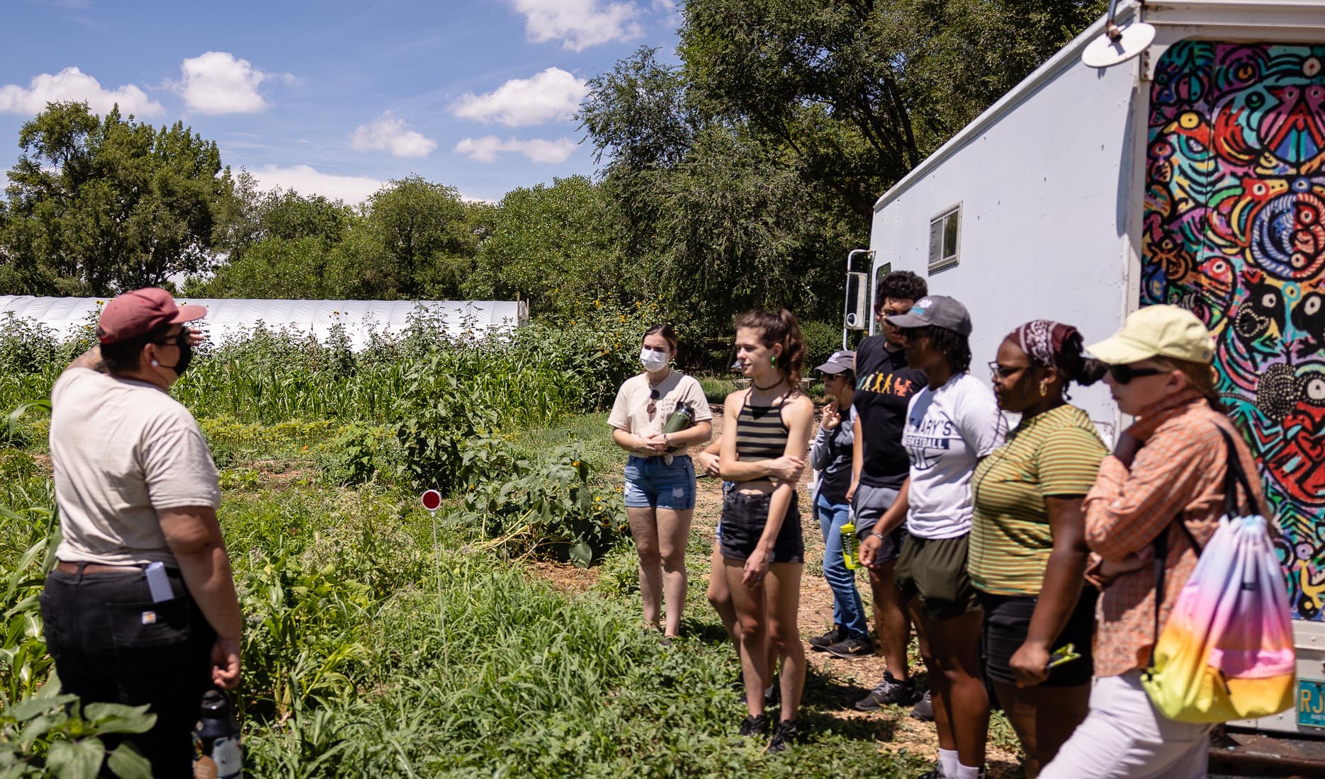 תלמידי UPN מדברים עם חקלאי בחווה