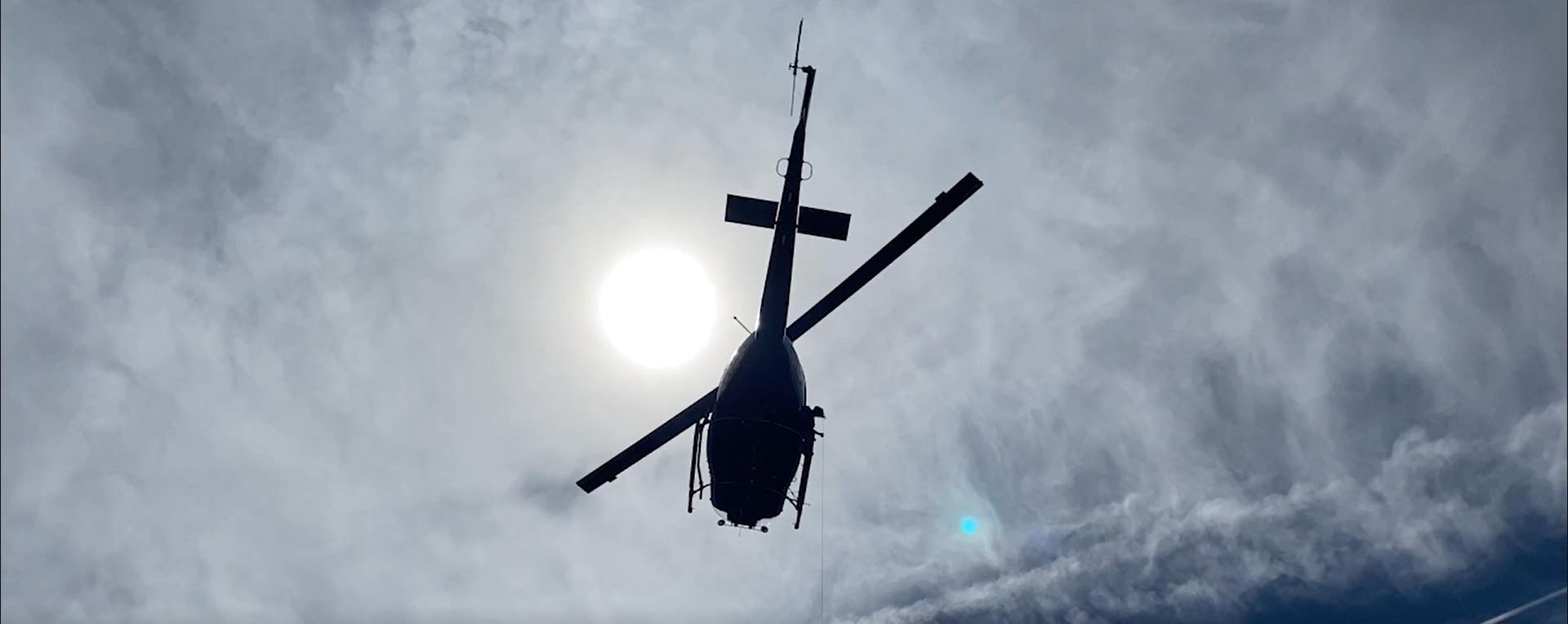 طائرة هليكوبتر تحلق في السماء
