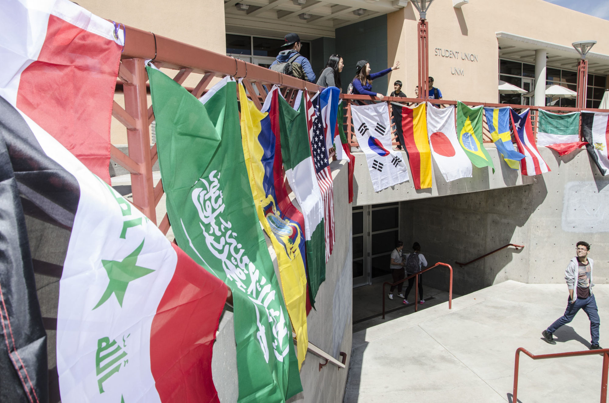 Bandiere straniere esposte nel campus UNM