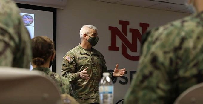 Soldados estadounidenses ayudando a UNM Health Systems