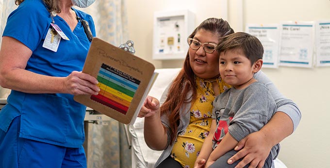 Un genitore e un figlio nativi che vedono un operatore sanitario