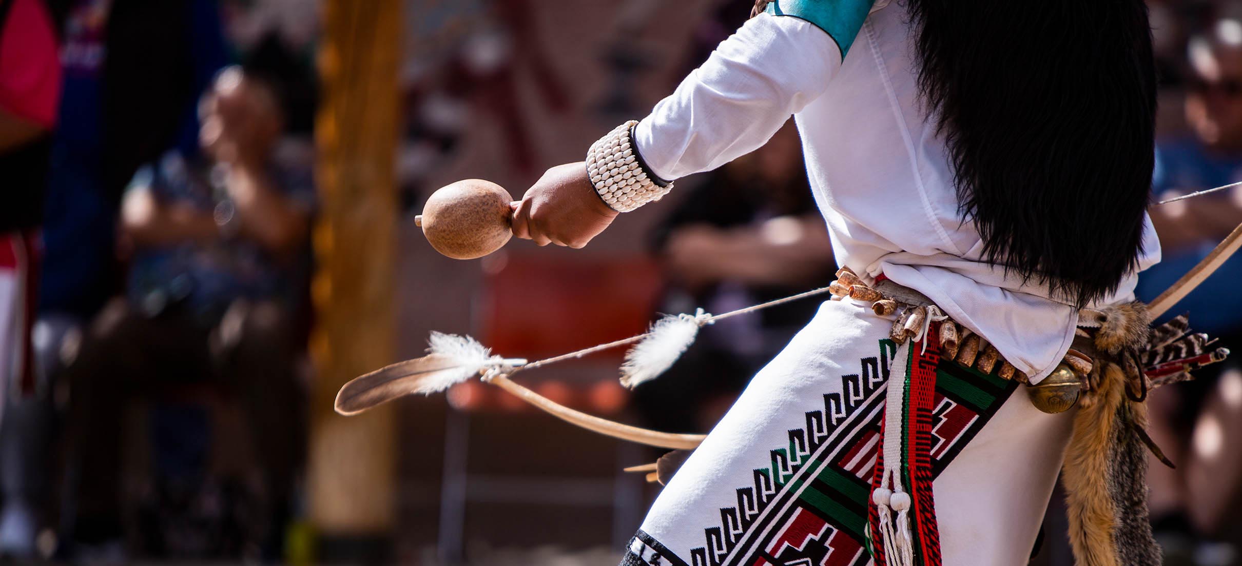 औपचारिक नृत्य करते हुए एक मूल अमेरिकी