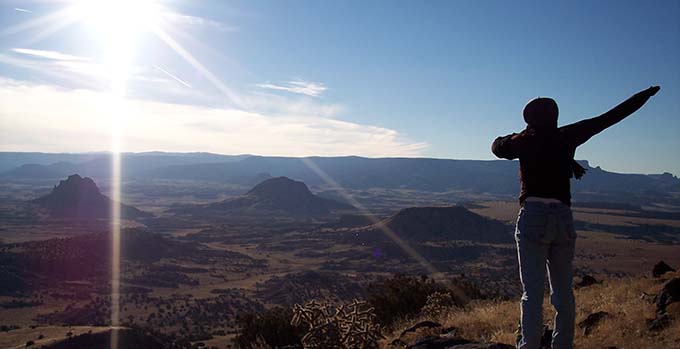 Eine Person, die über eine Aussicht auf New Mexico blickt