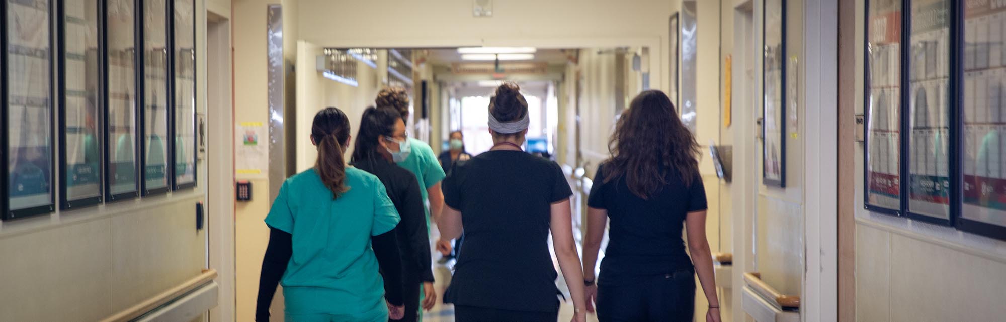 UNM-ի բուժքույրերը քայլում են միջանցքով