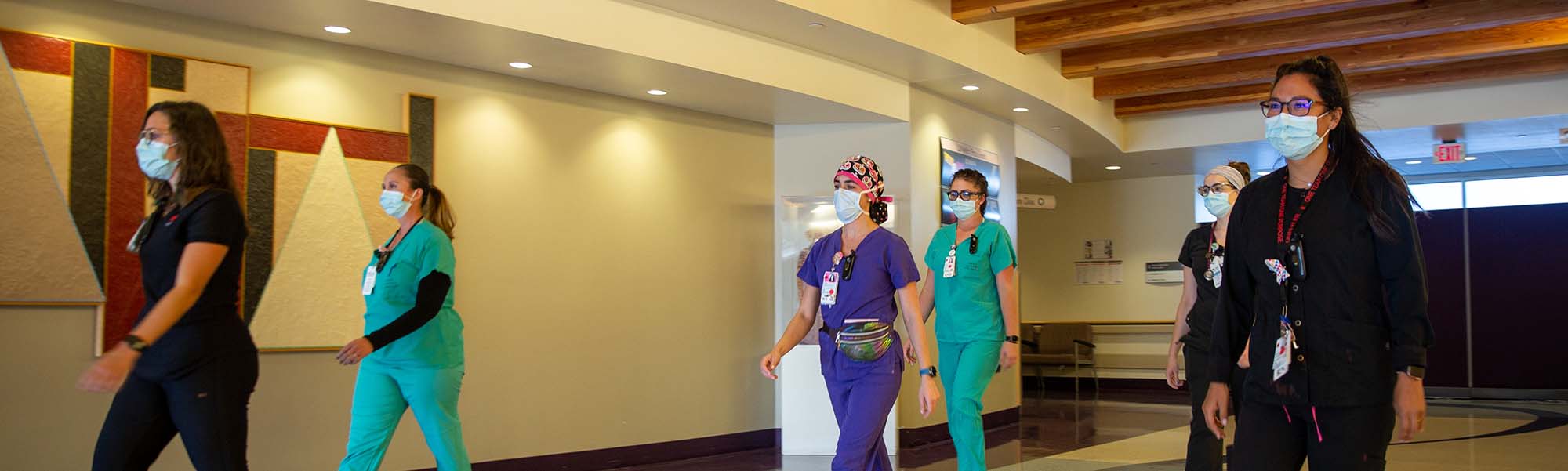 UNM-Krankenschwestern gehen einen Flur entlang