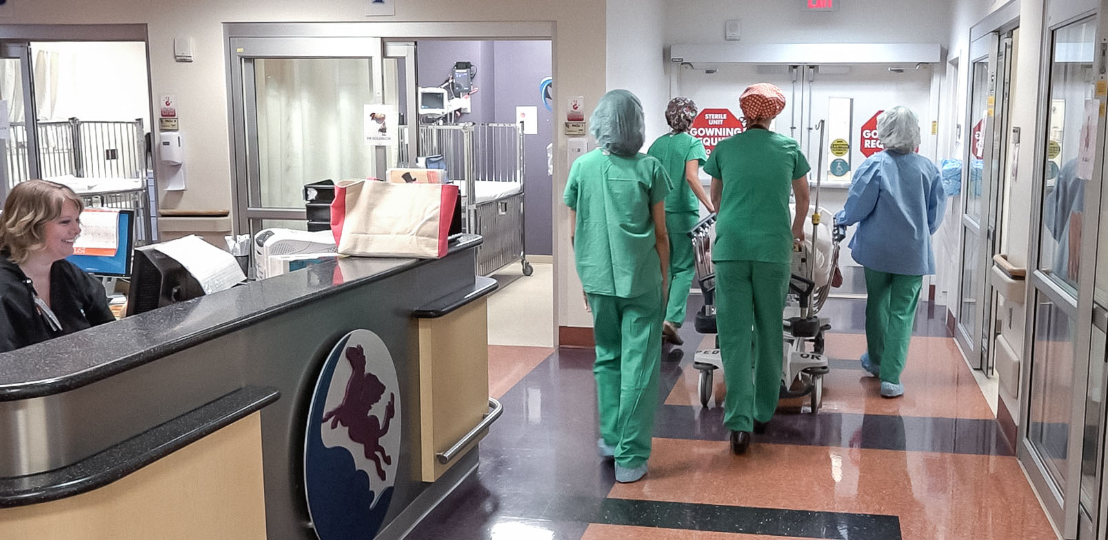 طفل مريض يجري نقله إلى الجراحة