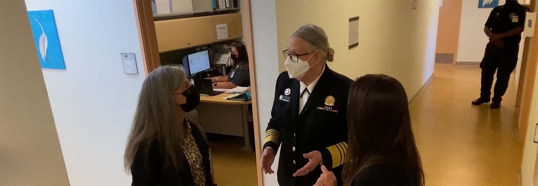 L'amiral Rachel Levine, MD, s'entretient avec des praticiens du Centre de santé reproductive de l'UNM