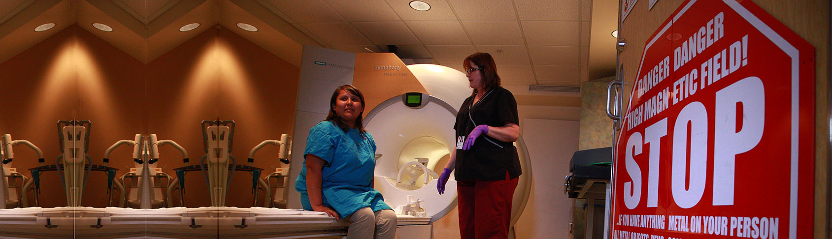 Un médico y un paciente preparándose para un estudio de resonancia magnética