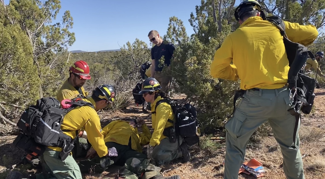 Lính cứu hỏa thực hành một hoạt động cứu người
