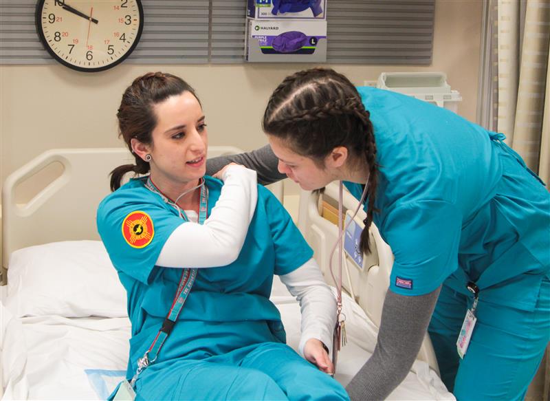 एक प्रशिक्षण सुविधा में मेडिकल छात्रों को उनके शिक्षकों द्वारा निगरानी की जा रही है