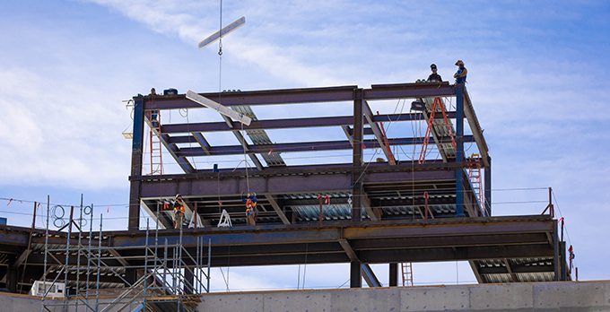 The final beam being placed in the UNM Critical Care Tower construction